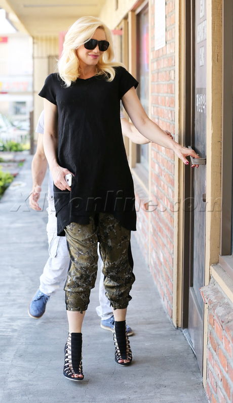 Gwen Stefani heels pregnant cage heels print pants sunglasses 