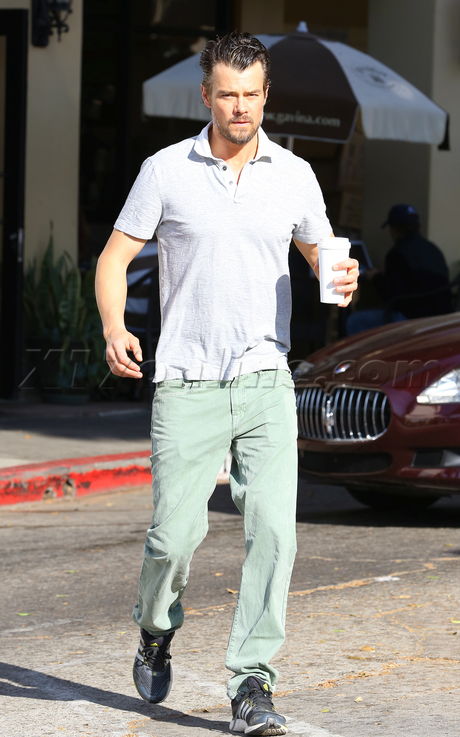 tee shirt Josh Duhamel coffe bean wet hair gold shirt fergie 