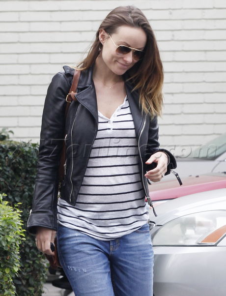 Olivia Wilde jeans stripes pregnant sunglasses