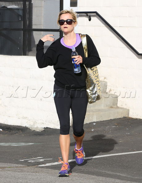 Reese Witherspoon gym brentwood blonde sunglasses bottled water yoga pants