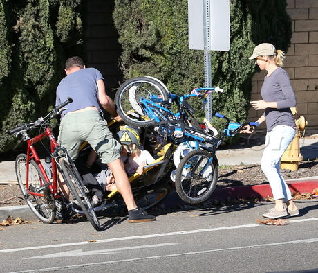 Naomi Watts Liev Schreiber beach bikes family fun Sam Sasha Alex 