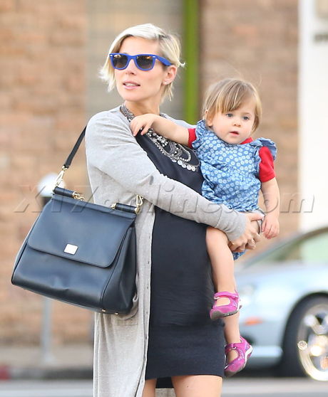 sunglasses Elsa Pataky shopping baby india rose pregnant Planet Blue
