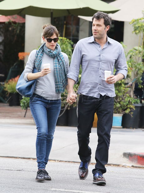 Ben Affleck  Jennifer Garner jeans coffee sunglasses holding hands 