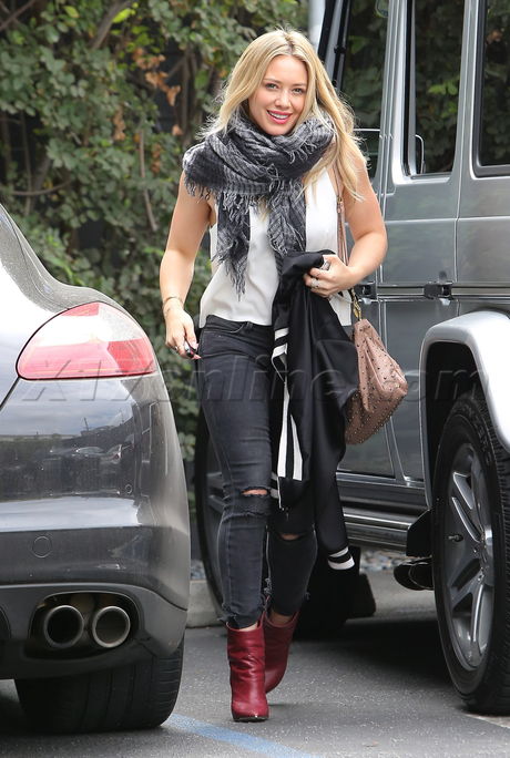 boots scarf jeand tank Hilary Duff 