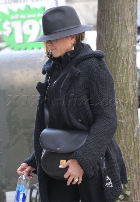 sunglasses Jennifer Aniston Justin Theroux hat boots engagement ring