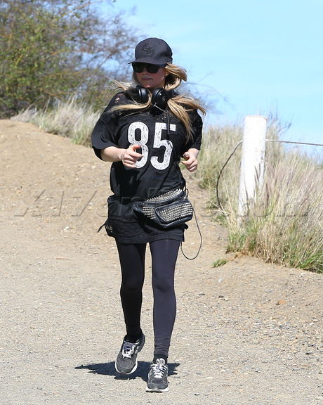 sunglasses Fergie working out running spandex hat 