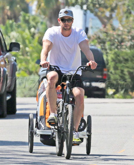 Chris Hemsworth ripped malibu daughter white t india rose thor hat beard sunglasses shades muscles 