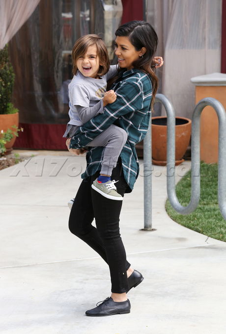 Scott Disick reality tv sweats mason disick hat beard kim kardashian kris jenner Kourtney Kardashian Calabasas 