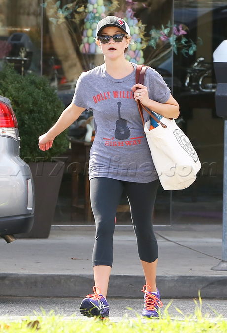Reese Witherspoon yoga burn 60 workout hat sunglasses