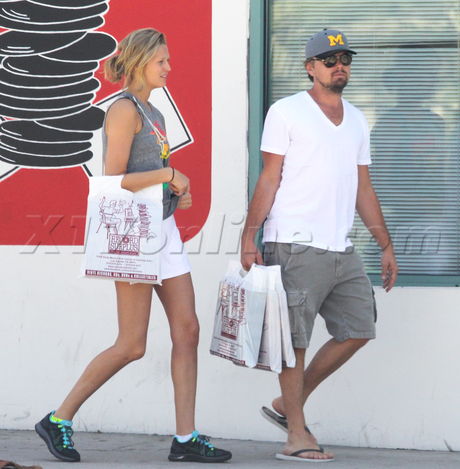 Leonardo Dicaprio shorts v neck hat sunglasses shopping model Toni Garrn