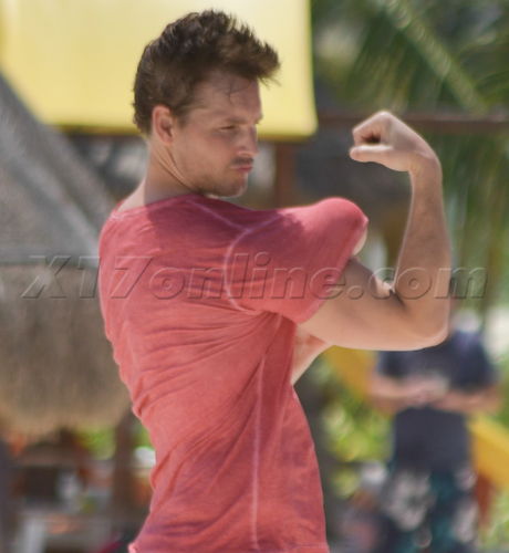  Peter Facinelli  beach cancun vacation kids 