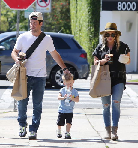 Hilary Duff Mike Comrie hat sunglasses starbucks