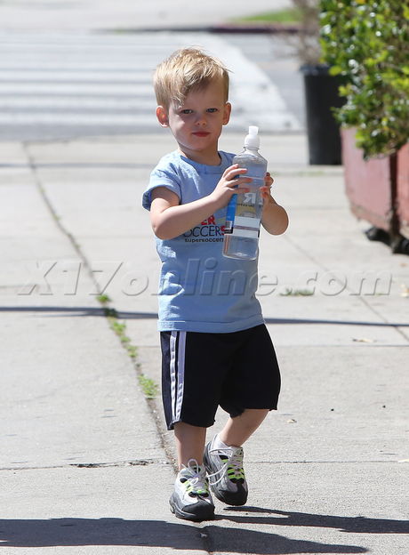 Hilary Duff Mike Comrie hat sunglasses starbucks