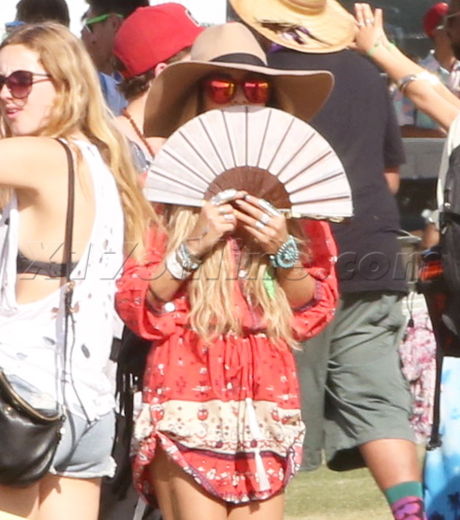 sunglasses coachella music festival indio Vanessa Hudgens 
