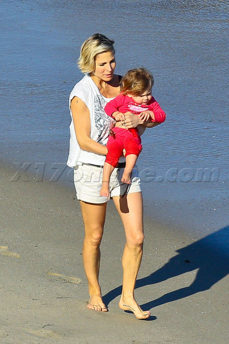 shorts hat sunglasses Elsa Pataky post pregnancy  ocean beach  Tristin and Sasha 