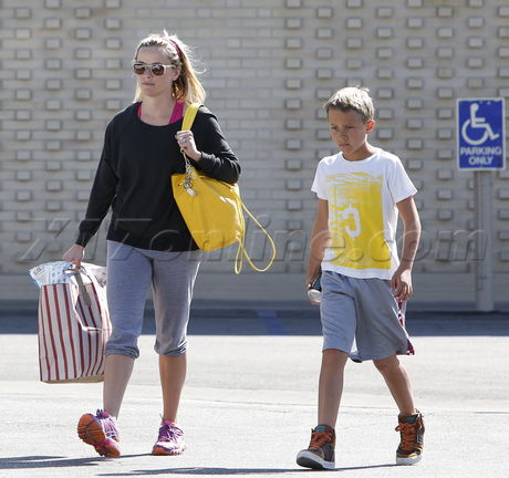sunglasses Reese Witherspoon deacon sweats