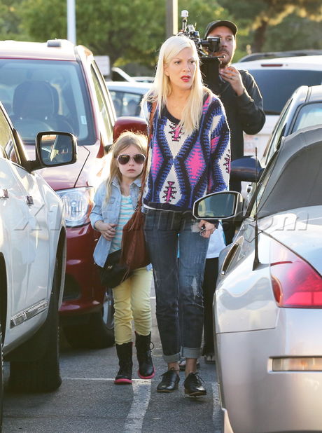 sunglasses boots sweater Tori Spelling