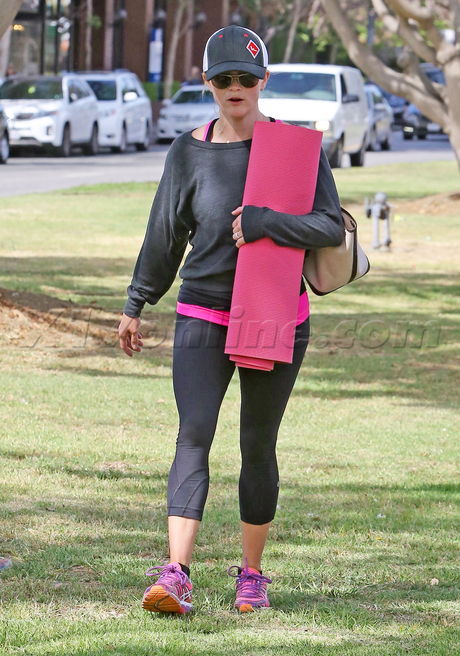 Reese Witherspoon workout trucker hat blonde sunglasses spandex yoga pants