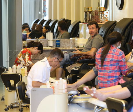 Dean McDermott gas Macy's Nail Elegance