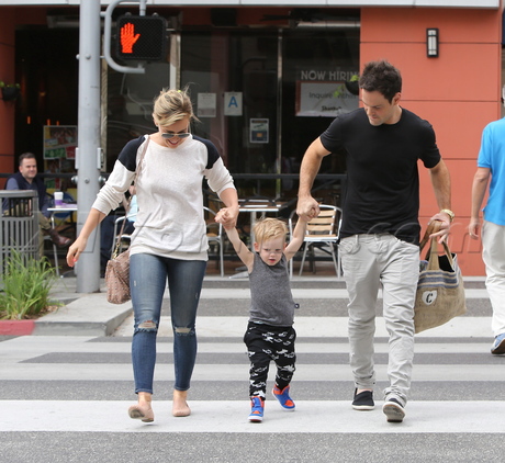 sunglasses Hilary Duff sweatshirt ripped denim weight thin Mike Comrie 