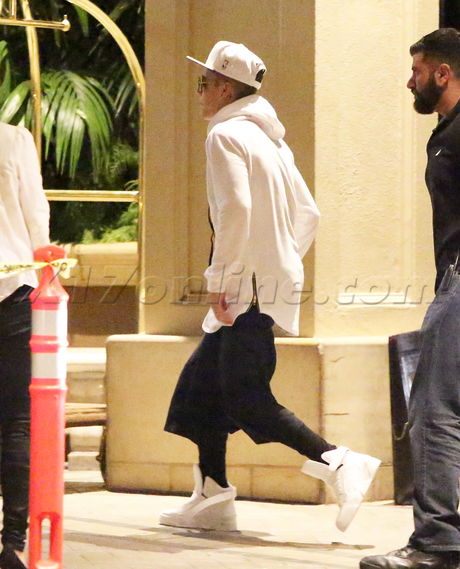 Justin Bieber beverly hills hotel singer sunglasses 