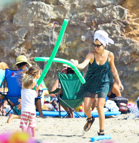 sunglasses Kate Hudson dress beach party