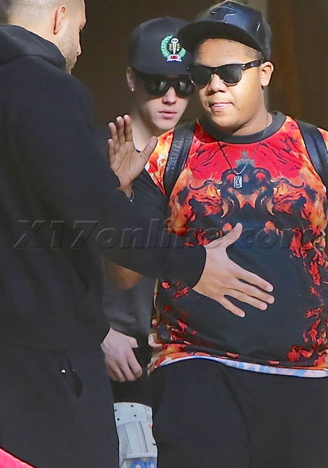 beaseball cap sunglasses sweats four seasons 