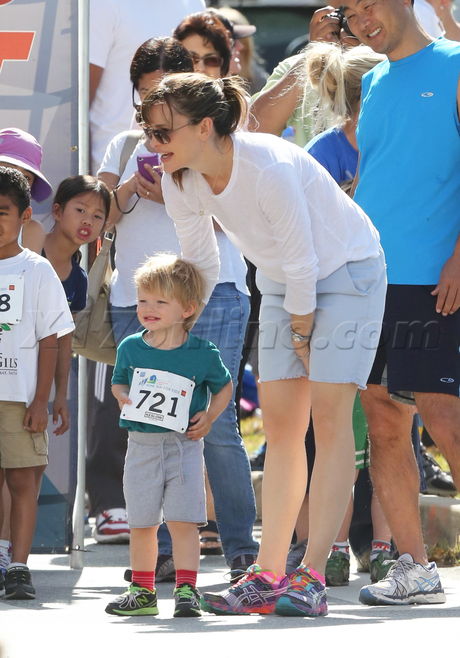 Jennifer Garner romper race seraphina stroller 