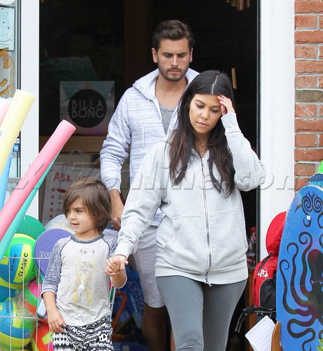 Khloe Kardashian Scott Disick reality tv new york filming kanye west kim kardashian kris jenner pregnany shopping