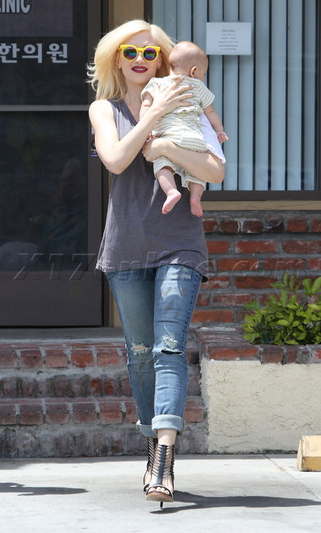 Gwen Stefani  blonde denim sunglasses baby gavin rossdale 