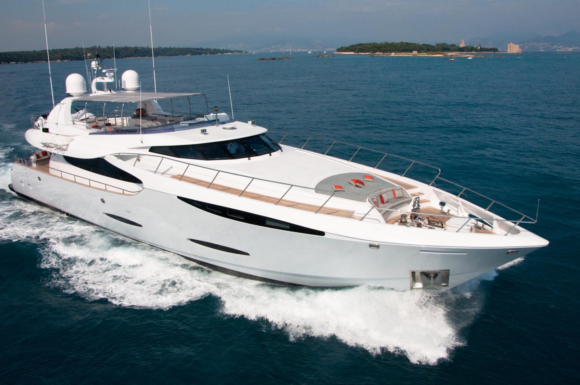 GEMS YACHT PRICE COST SIMILAR LUXURY YACHTS